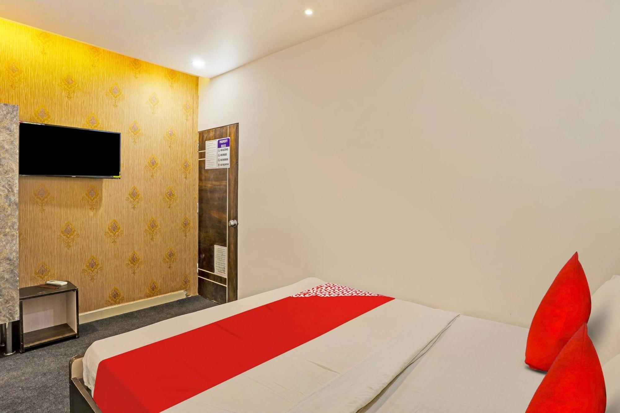 Hotel O Lotus Hotel Surat Exterior photo